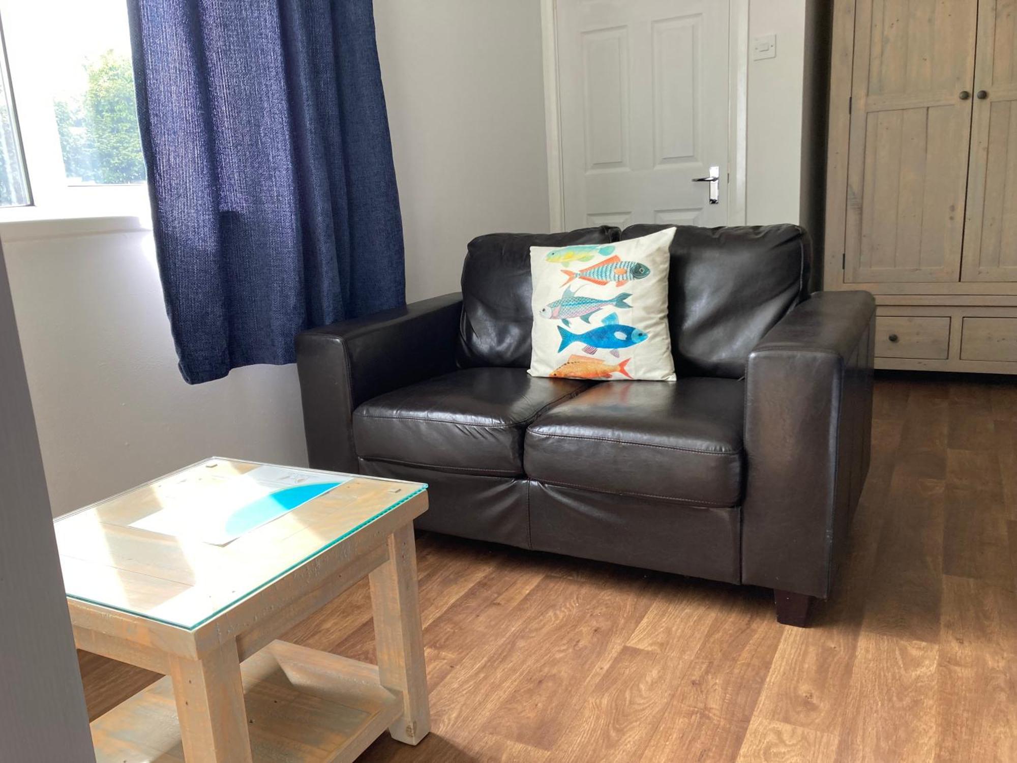 Family Room (2 Adults + 1 Child and dogs welcome))